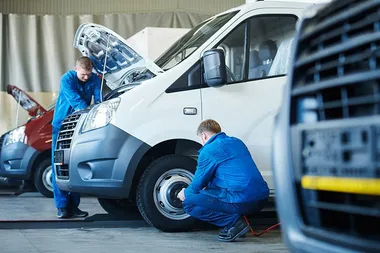 Meccanico al lavoro su un furgone