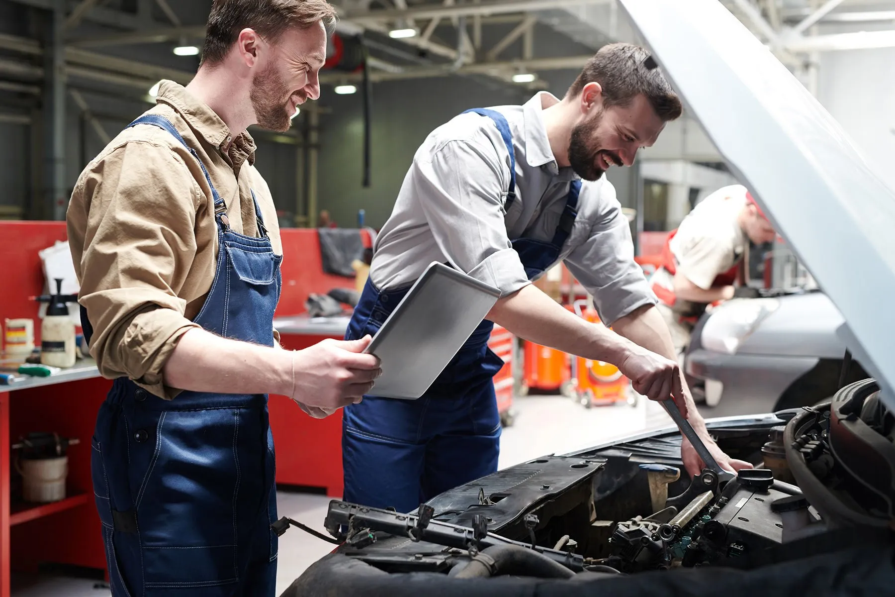 Meccanici al lavoro in officina